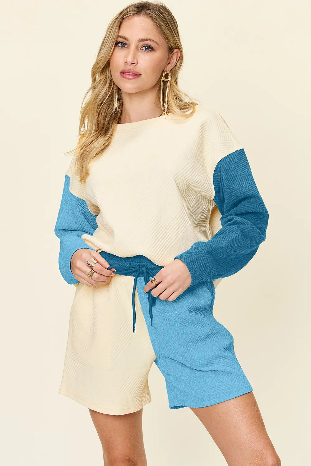 Get trendy with Contrast Drop Shoulder Top and Shorts Set - Two Piece Sets available at Styles Code. Grab yours today!
